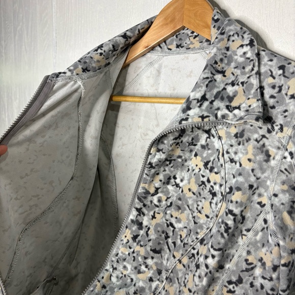 Lululemon Nice Asana Jacket Not So Petite Fleur Silver Spoon size 10 - Picture 9 of 11